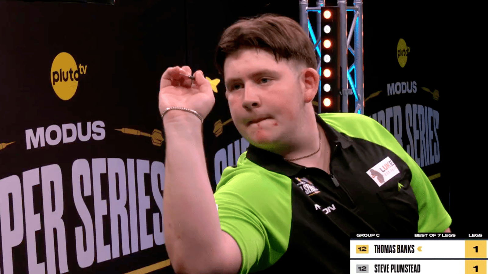 Joueur professionnel finalisant un checkout historique aux fléchettes