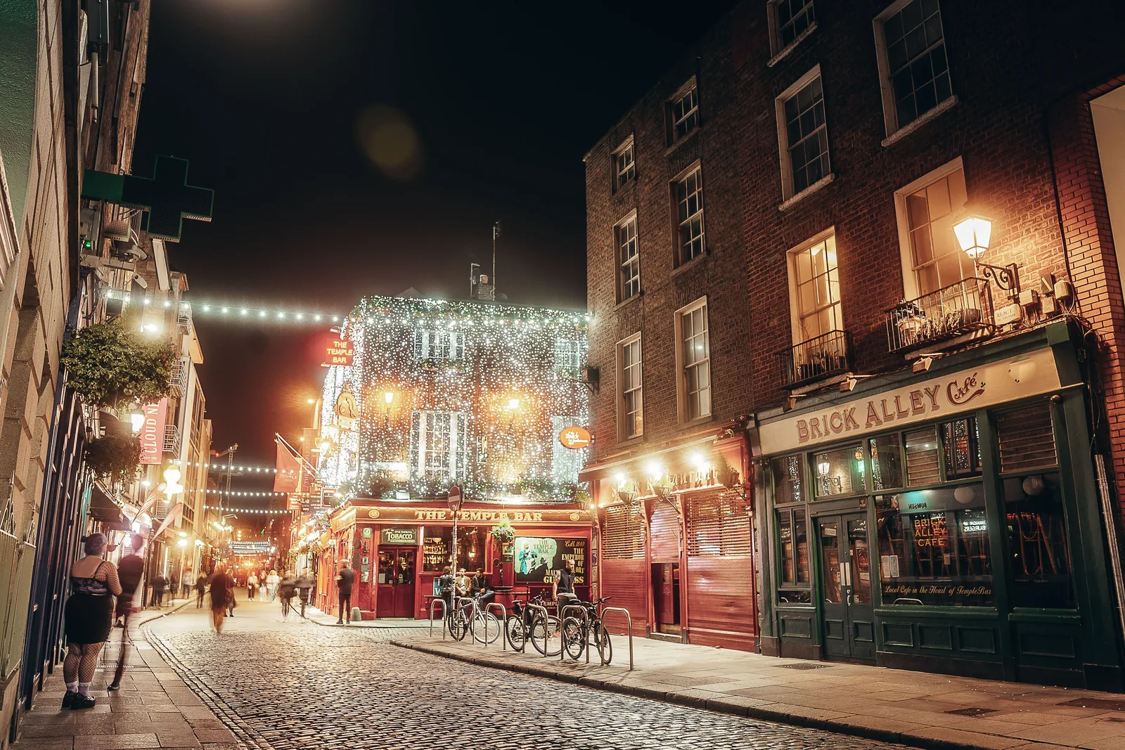Rue pavée de Temple Bar à Dublin, la nuit, devant le pub The Temple Bar illuminé