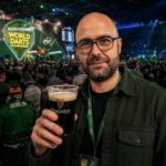 Thomas, joueur de fléchettes passionné, en tribune du World Darts Championship