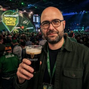 Thomas, joueur de fléchettes passionné, en tribune du World Darts Championship